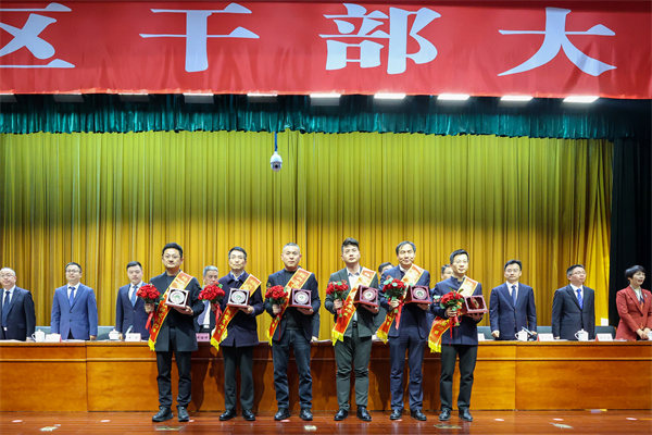 集团执行董事长兼执行总裁孙关富领奖 (2).jpg