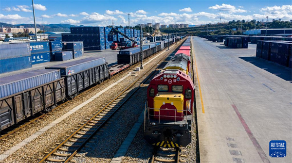 中老铁路国际货物列车？？？？？？？吭谥刑ッ髦行恼荆ㄎ奕嘶掌。。。。。。。新华社记者 胡超 摄.jpg